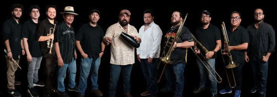 Orquesta SalsaManiacs, once músicos con sus instrumentos sobre fondo negro